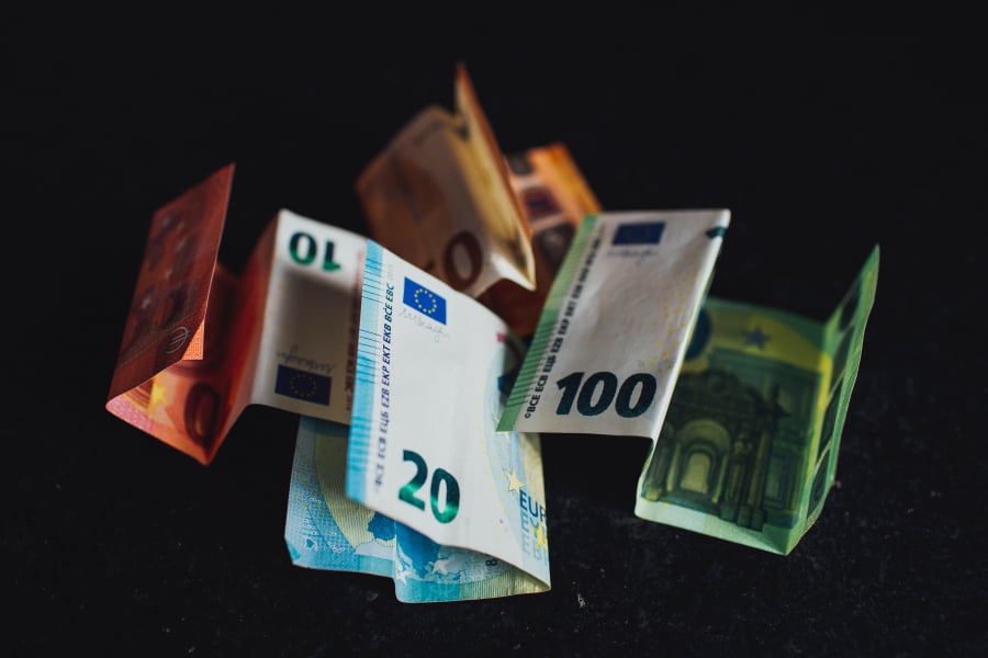 «Έβρεξε» χαρτονομίσματα: Πέταξε από το αυτοκίνητο δεκάδες χιλιάδες ευρώ όσο τον καταδίωκε η αστυνομία