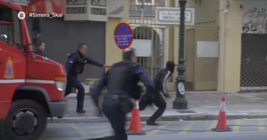 Απίστευτες σκηνές στη Θεσσαλονίκη: Συνελήφθησαν οι κουκουλοφόροι που πηδούσαν σε ταράτσες, το κυνηγητό και η παρέμβαση ιερέα