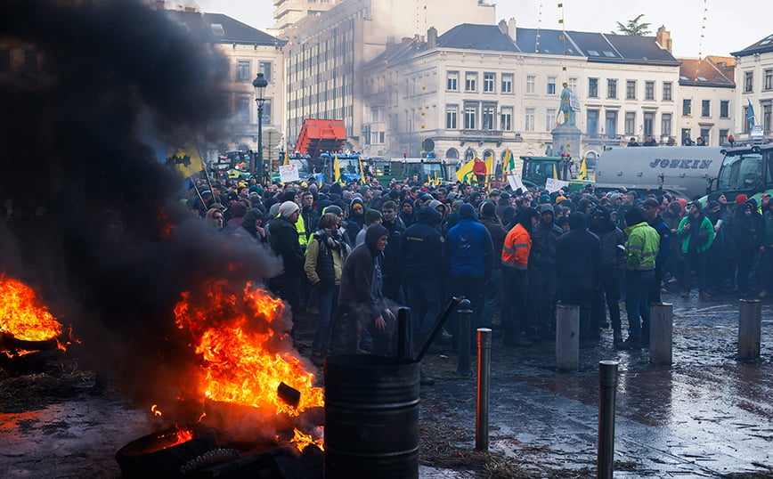 Έκδηλη η οργή των αγροτών στις Βρυξέλλες: Χιλιάδες τρακτέρ πολιορκούν τη Σύνοδο Κορυφής