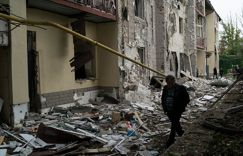 Τουλάχιστον τέσσερις άμαχοι σκοτώθηκαν από ρωσικούς βομβαρδισμούς στο Χάρκοβο