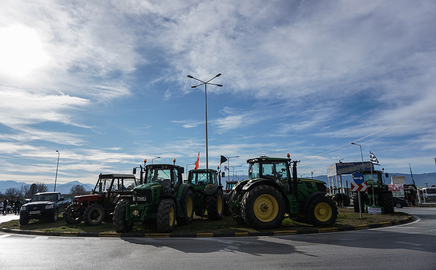 Άνοιξαν την εθνική οδό Αθηνών-Θεσσαλονίκης οι αγρότες – Είχαν δημιουργηθεί ουρές που ξεπέρασαν τα 15 χιλιόμετρα