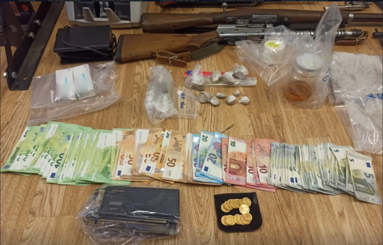 Συνελήφθησαν δύο άτομα με εργαστήριο νόθευσης ναρκωτικών στον Πειραιά – Κατασχέθηκε βαρύς οπλισμός