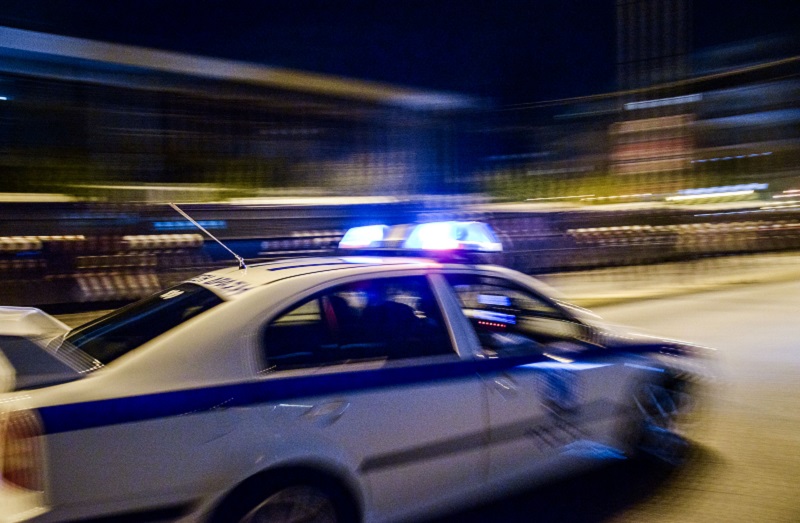 Συναγερμός στο Πέραμα για άνδρα που καταδιώκει με το αυτοκίνητό του την σύζυγό του