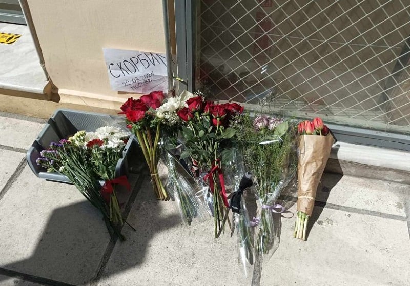 Μακελειό στη Ρωσία: Λουλούδια στη μνήμη των θυμάτων έξω από το ρωσικό προξενείο στη Θεσσαλονίκη