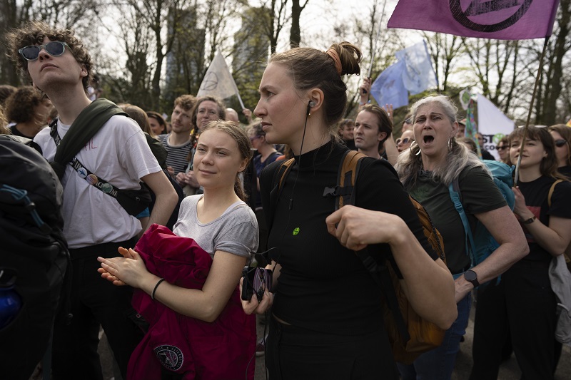 Η ακτιβίστρια για το κλίμα Γκρέτα Τούνμπεργκ προσήχθη σε διαδήλωση στη Χάγη