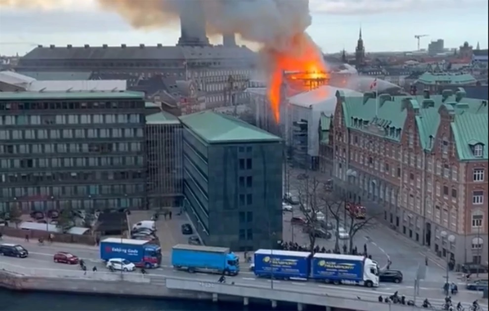 Μεγάλη καταστροφή από φωτιά σε ιστορικό κτίριο της Κοπεγχάγης – Δείτε βίντεο