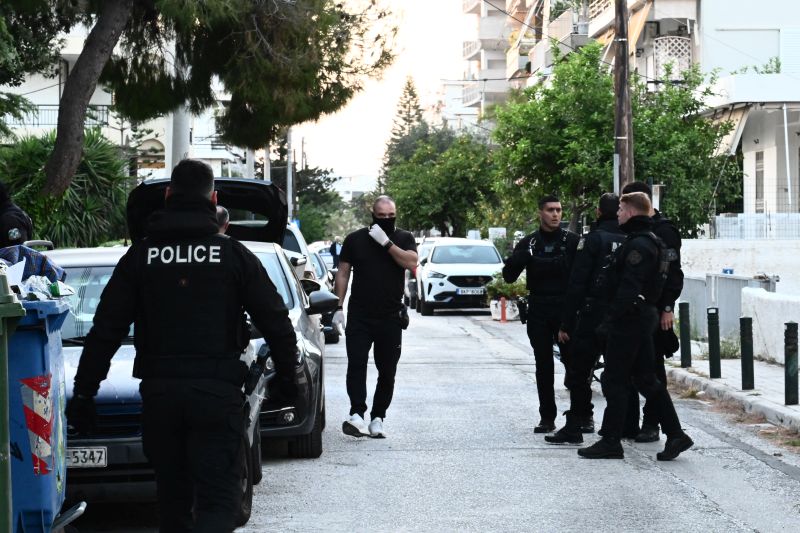 Τραγωδία με 29χρονο στη Γλυφάδα: «Πρόσεξε καλά, μην δω αστυνομικό μπροστά μου γιατί θα σε σκοτώσω με το όπλο», φώναζε ο αυτόχειρας στη σύντροφό του