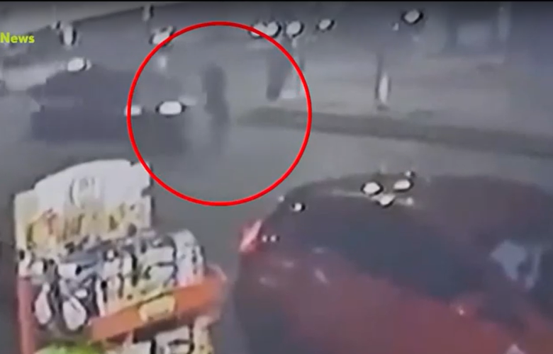 Βίντεο-ντοκουμέντο από αυτοκίνητο που παρέσυρε 23χρονη στο Ίλιον και την εγκατέλειψε στη μέση του δρόμου