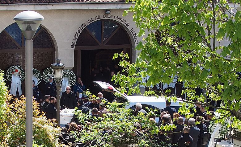 Θρήνος στην κηδεία του αστυνομικού που σκοτώθηκε μετά από κατάρρευση κτιρίου στον Πειραιά – Ο κόσμος φώναξε «αθάνατος»