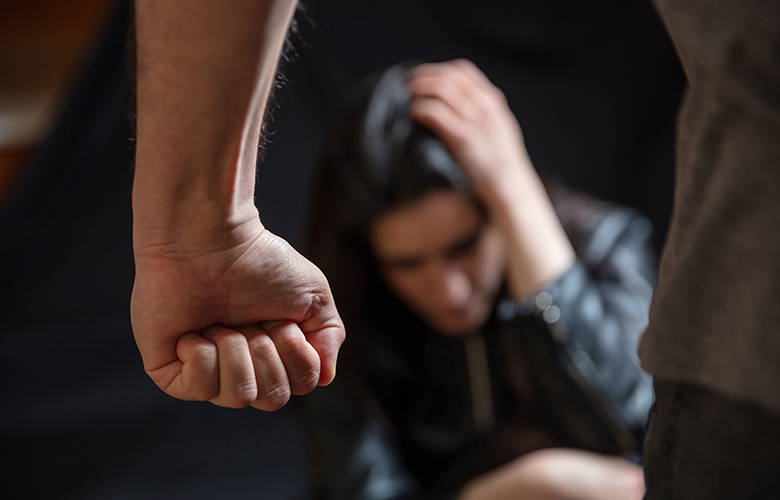 Εφιάλτης για 41χρονη στην Εύβοια: Καταγγέλλει τον σύντροφό της για απειλές και ξυλοδαρμούς τα τελευταία 3 χρόνια