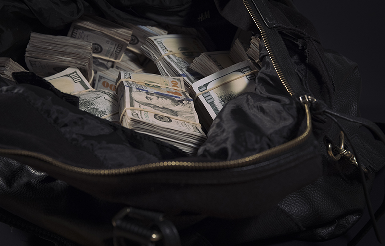 Τσάντα με περίπου 2,5 εκατ. δολάρια βρέθηκε σε θαλάσσια περιοχή της Σύμης
