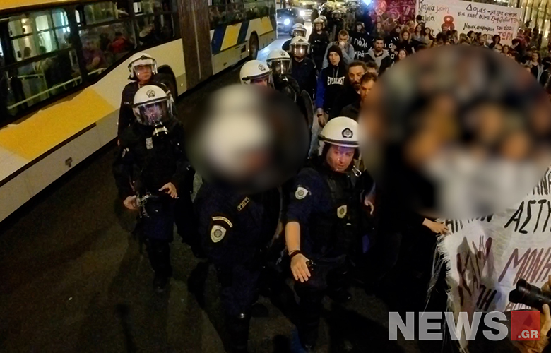 Αστυνομικός προκαλεί και βρίζει διαδηλωτή στη συγκέντρωση διαμαρτυρίας για την έμφυλη βία – «Έλα εδώ ρε μ…α»