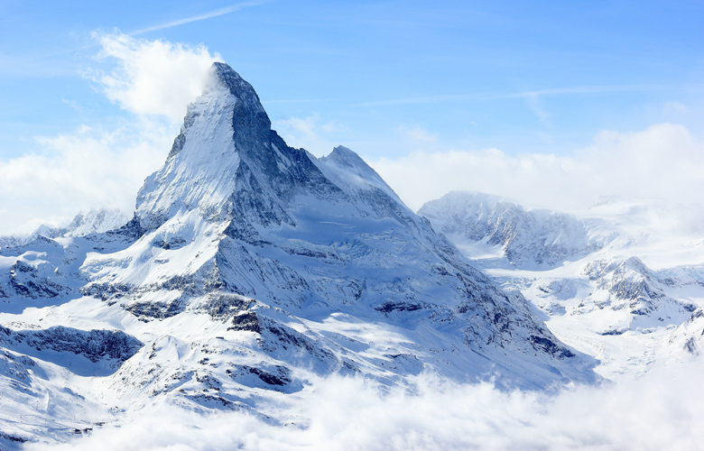 Τρεις νεκροί και ισάριθμοι τραυματίες από συντριβή ελικοπτέρου στην κορυφή ενός βουνού της Ελβετίας