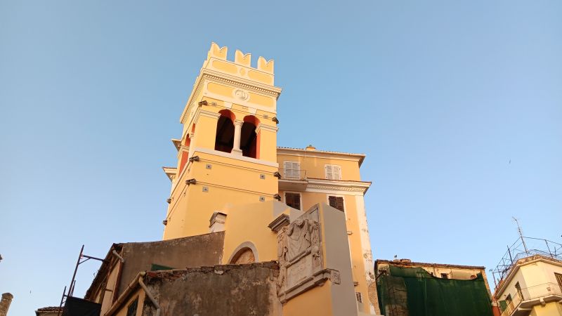 Το εμβληματικό κωδωνοστάσιο της παλαιάς ενετικής εκκλησίας “Aνουντσιάτα”, στην Κέρκυρα, αφηγείται τη μακραίωνη ιστορία του