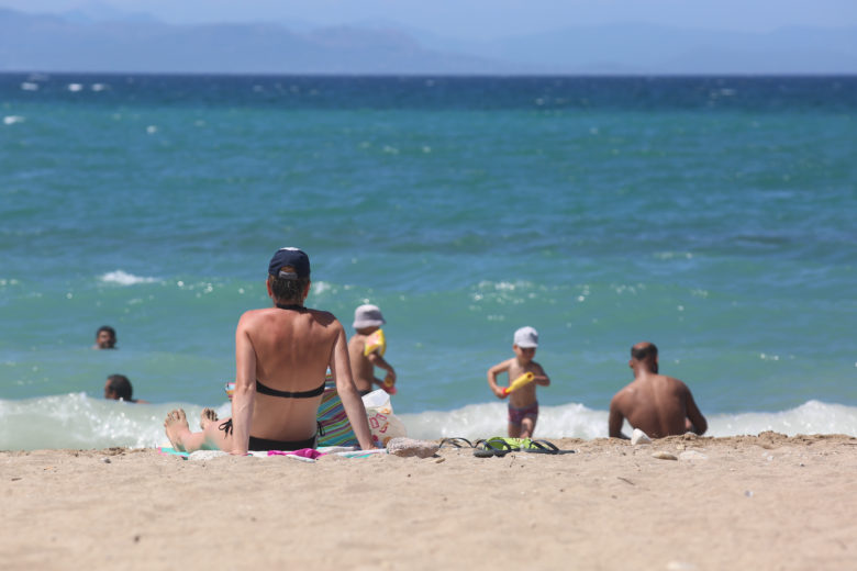 Καιρός: Μικρή πτώση της θερμοκρασίας, αλλά η ζέστη παραμένει