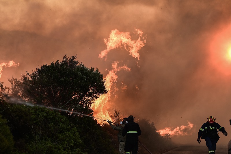 Φωτιά στην Εύβοια: Συγκλονίζει ο πυροσβέστης που υπέστη εγκαύματα – «Έτρεξα 800 μέτρα, με προσπέρναγε η φωτιά»