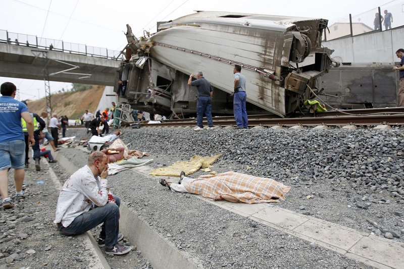 Φυλάκιση 2,5 ετών σε δύο άτομα για το σιδηροδρομικό δυστύχημα που προκάλεσε 80 νεκρούς το 2013 στην Ισπανία