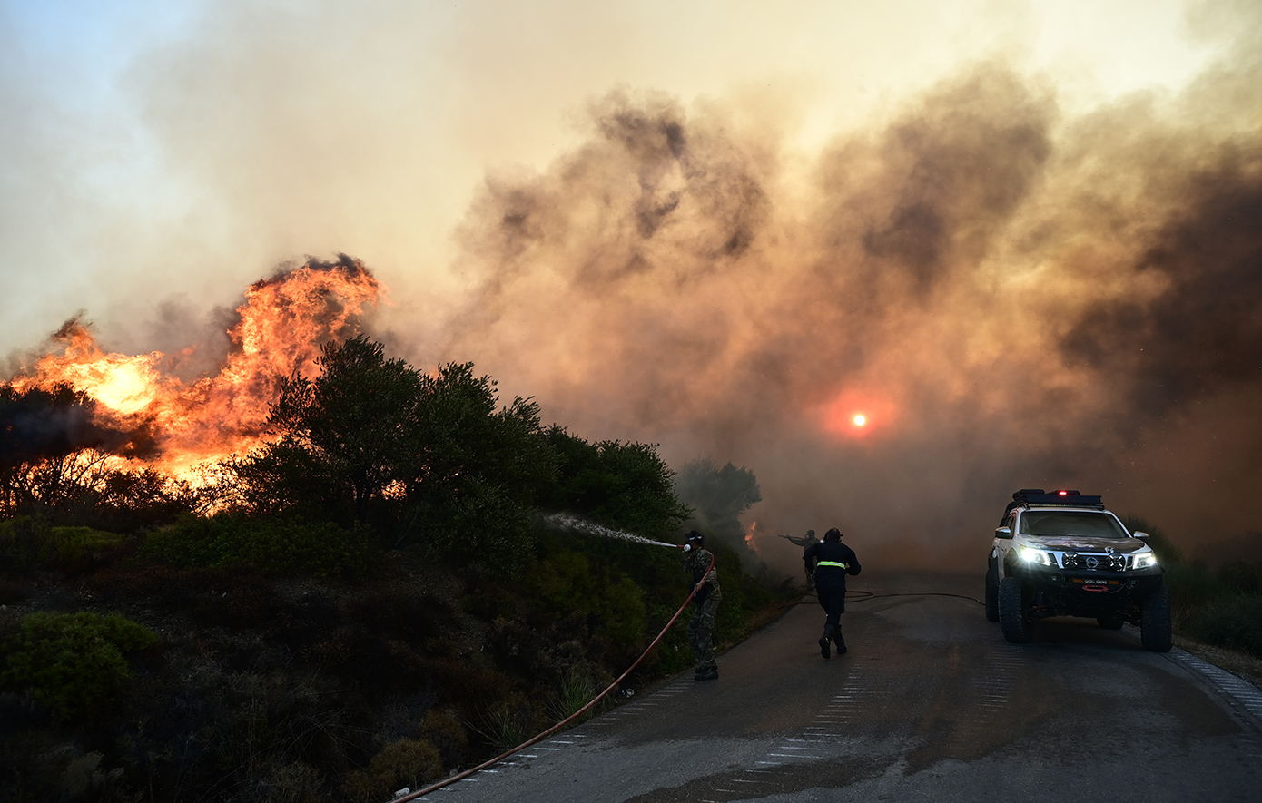 Τεράστια η κινητοποίηση της Πυροσβεστικής στην Εύβοια: Μαίνεται η φωτιά, ξεκίνησαν τις ρίψεις τα εναέρια μέσα – Νέο 112 για εκκένωση