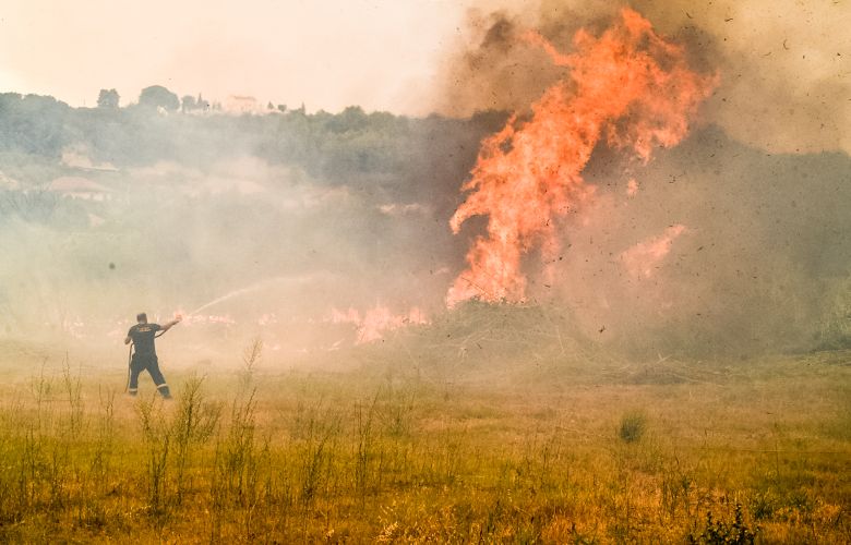 Εκτός ελέγχου η μεγάλη φωτιά στην Εύβοια: Εντολή εκκένωσης τριών οικισμών – Οι φλόγες «γλύφουν» το Αφράτι