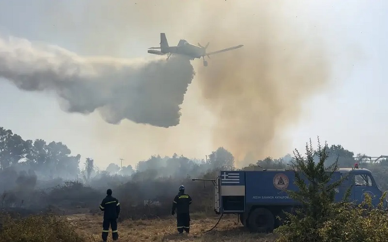 Φωτιά στο Δερβένι στη Θεσσαλονίκη – Επιχειρούν εναέρια μέσα