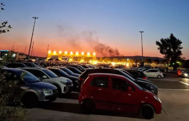 Φωτιά σε σκουπίδια και πλαστικά καθίσματα στο Beach Volley στο Παλαιό Φάληρο