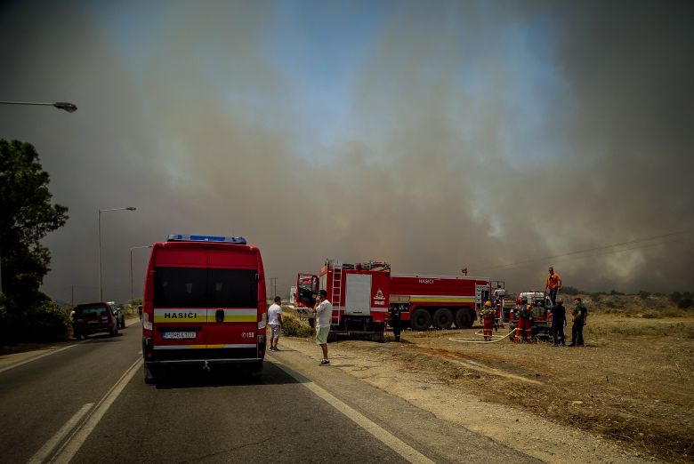 Φωτιά στη λεωφόρο Μαρκοπούλου στο Κορωπί – Διεκόπη η κυκλοφορία