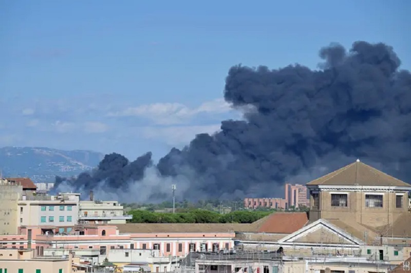 Μεγάλη φωτιά στην Ρώμη – Μαύρος καπνός σκέπασε την ιταλική πρωτεύουσα