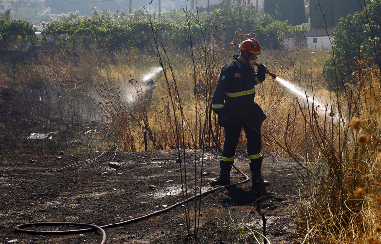 Συνεχίζει να καίει η φωτιά στο Πευκόδασος Κιλκίς