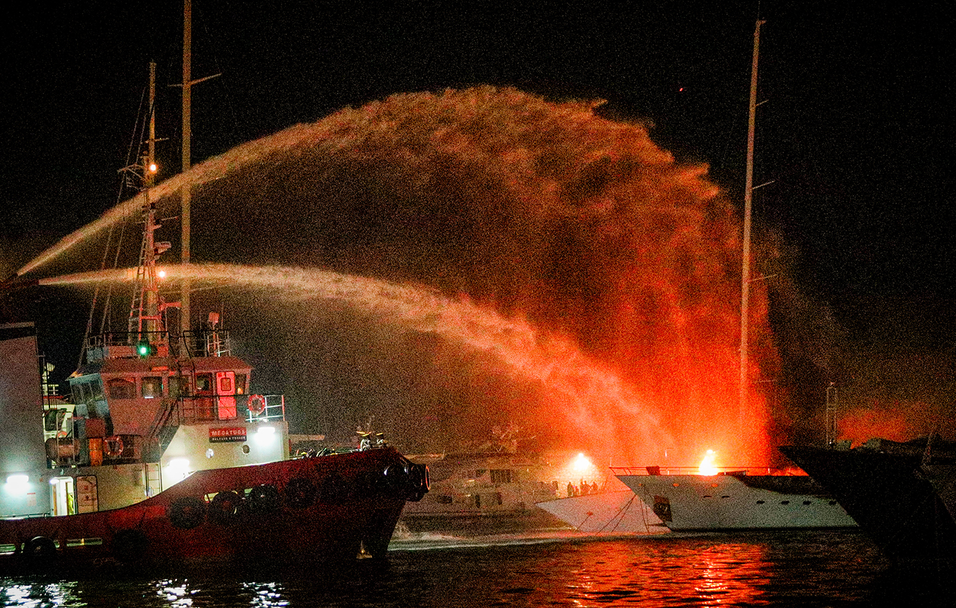 Βυθίστηκαν τα τρία από τα τέσσερα σκάφη που κάηκαν στη Μαρίνα Ζέας – Η φωτιά ξεκίνησε από τουριστικό πλοίο