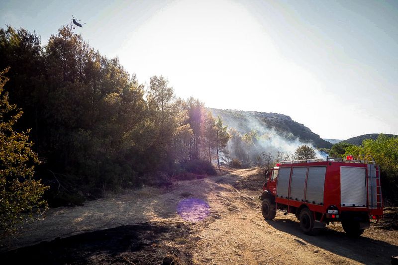 Ανατροπή πυροσβεστικού οχήματος που συμμετείχε στην επιχείρηση κατάσβεσης φωτιάς στην Εύβοια