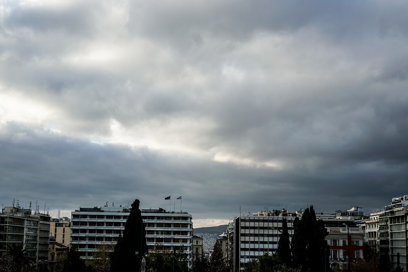 Καιρός: Αισθητή πτώση της θερμοκρασίας – Πού αναμένονται ασθενείς τοπικές βροχές