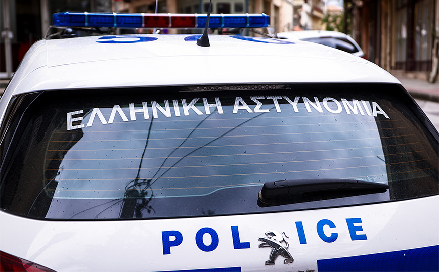 Σοκ έξω από τράπεζα στο Μενίδι: Συνελήφθη 18χρονος που έσπρωξε μια 72χρονη για τη… σειρά στο ATM