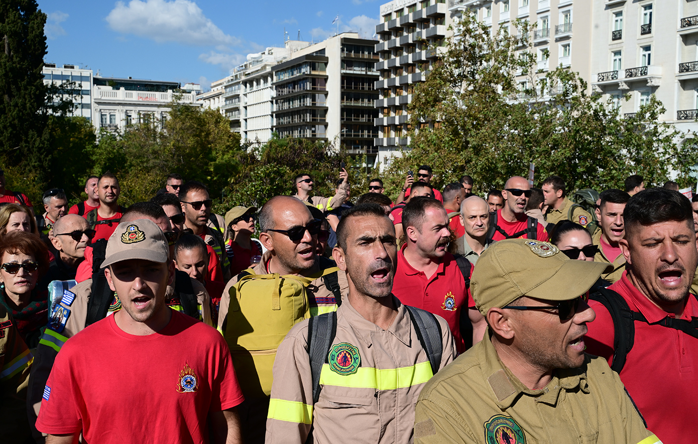 Συγκέντρωση πυροσβεστών στο Σύνταγμα μετά τα επεισόδια στο υπουργείο Κλιματικής Κρίσης – Δείτε φωτογραφίες