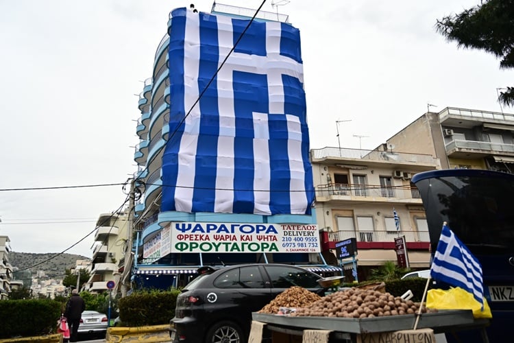 Γιγαντιαία ελληνική σημαία κάλυψε επταώροφη πολυκατοικία στο Κερατσίνι