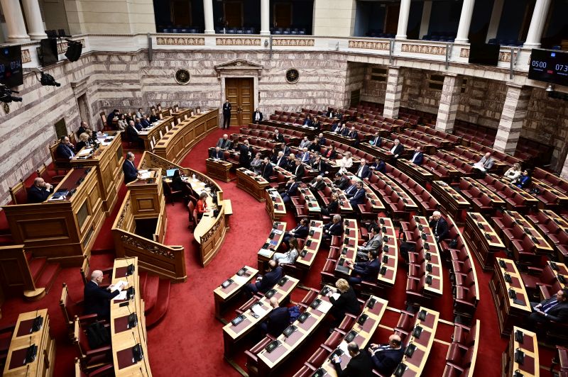 Βουλή – Πόρισμα Προκαταρκτικής για Τριαντόπουλο: Θέμα αντισυνταγματικής διαδικασίας θέτει η αντιπολίτευση, ζητούν την διακοπή της συνεδρίασης