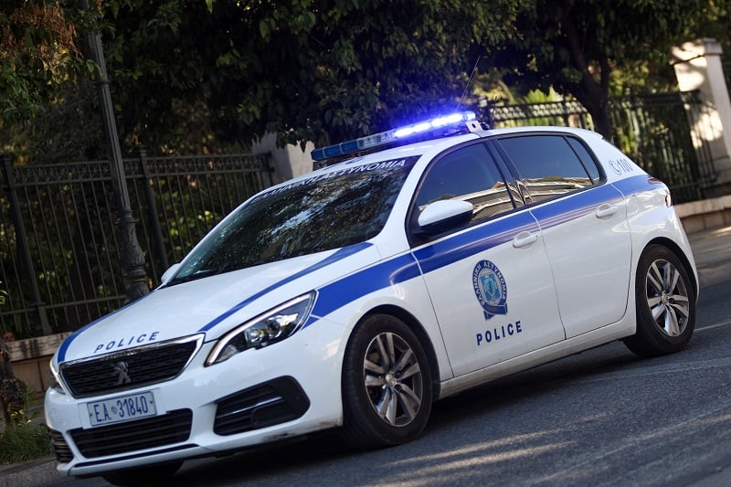 Εξαμελής συμμορία λήστεψε 34χρονο – Τον απείλησαν με μαχαίρι και πιστόλι
