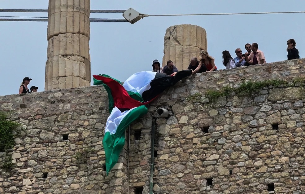 Προσήχθησαν 12 άτομα που προσπάθησαν να υψώσουν σημαία της Παλαιστίνης στην Ακρόπολη