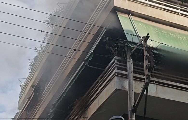 Συναγερμός στην Καλλιθέα για φωτιά σε διαμέρισμα: Εγκλωβίστηκε ηλικιωμένος στο μπαλκόνι