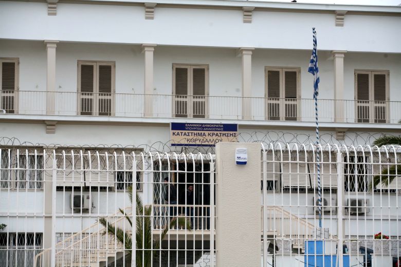 Έφοδος της ΕΛ.ΑΣ. στις φυλακές Κορυδαλλού – Εντοπίστηκαν μαχαίρια, ναρκωτικά και κινητά τηλέφωνα