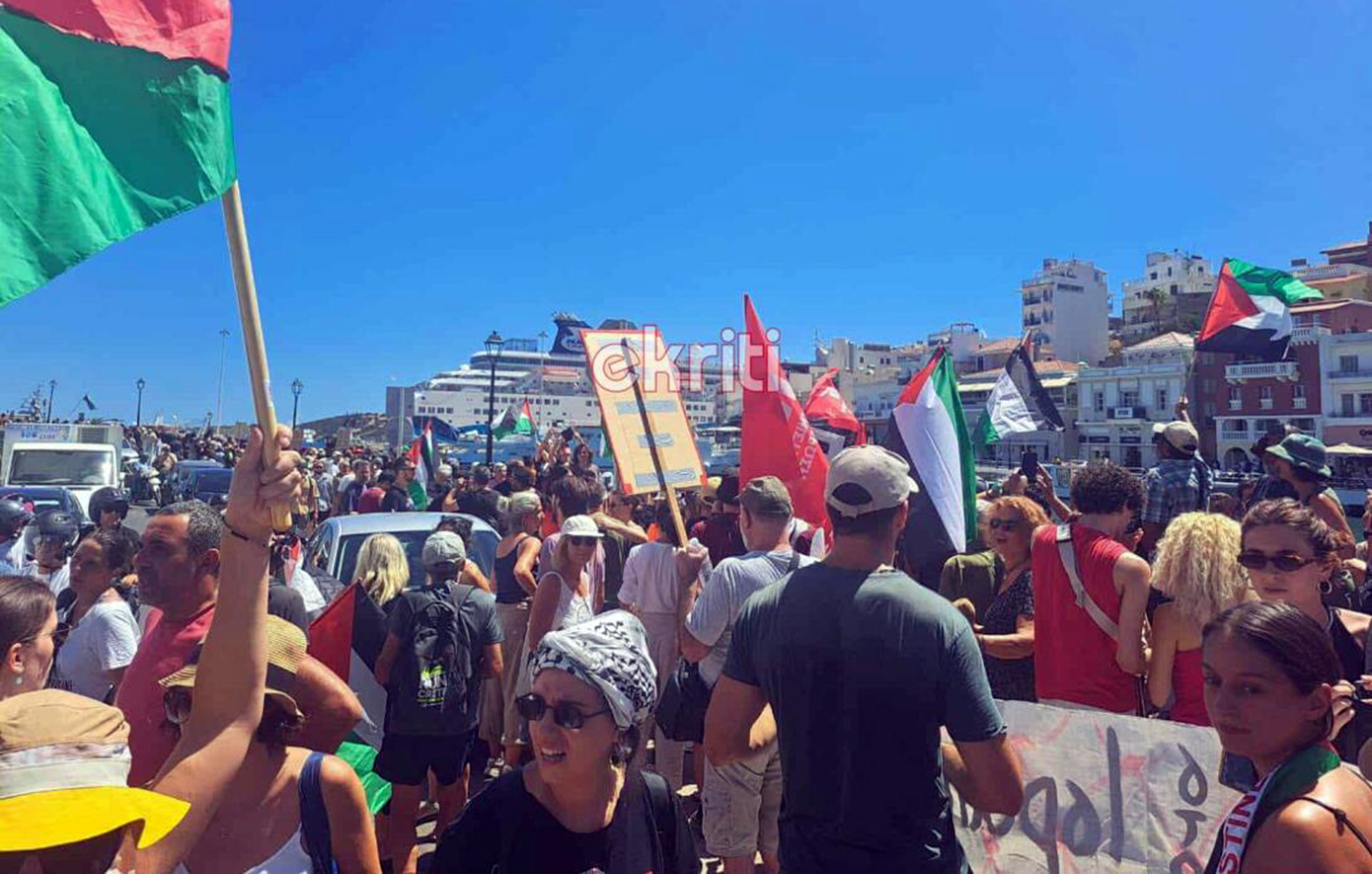 Επεισόδια στο λιμάνι του Αγίου Νικολάου κατά την άφιξη ισραηλινού κρουαζιερόπλοιου – Ύψωσαν πανό και σήκωσαν τη σημαία της Παλαιστίνης