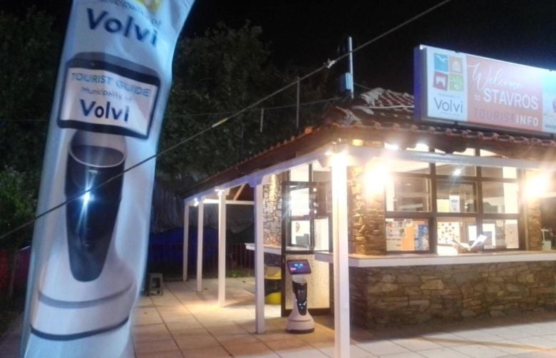 Ρομπότ-ξεναγός που μιλάει 120 γλώσσες ξεναγεί τους επισκέπτες στο δήμο Βόλβης