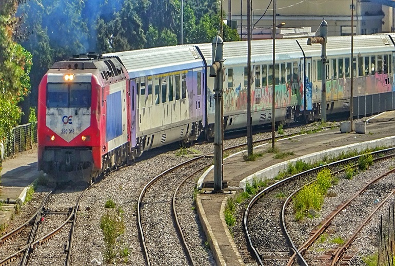 Hellenic Train: Με λεωφορεία στον τελικό προορισμό τους οι επιβάτες της αμαξοστοιχίας 11304, λόγω πυρκαγιάς στην Πάτρα