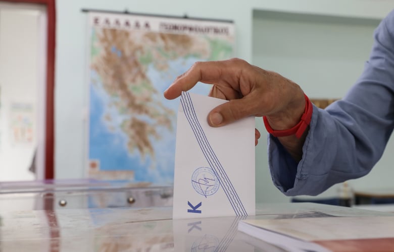 Δημοσκόπηση Interview: Τι απαντούν οι πολίτες στο δίλημμα «Μητσοτάκης ή χάος» – Διατηρεί το προβάδισμα η ΝΔ