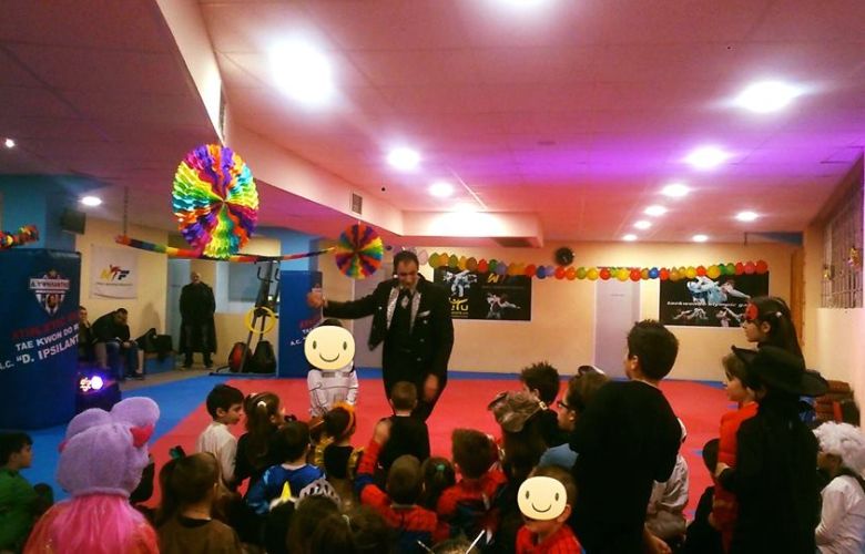 Ανιματέρ και κλόουν που γεμίζουν χαμόγελα