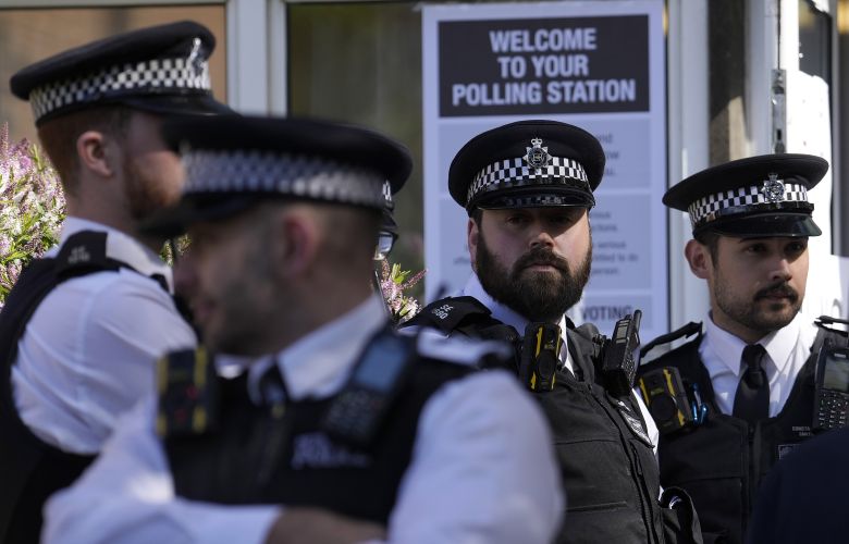 Ένας 22χρονος Αφγανός κατηγορείται ότι μαχαίρωσε τρεις ανθρώπους, σκοτώνοντας τον έναν από αυτούς στο Λονδίνο