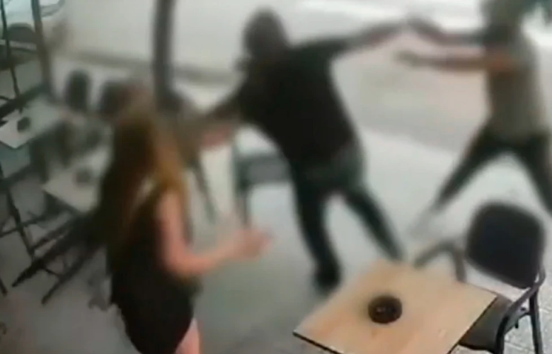 Σοκάρει το βίντεο με τον άγριο ξυλοδαρμό 52χρονου μέχρι θανάτου έξω από μπαρ στο Ναύπλιο – Τον χτύπησαν με ξύλινα γάντια