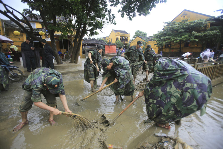 Φονικές πλημμύρες στο Βιετνάμ – Τουλάχιστον 90 νεκροί