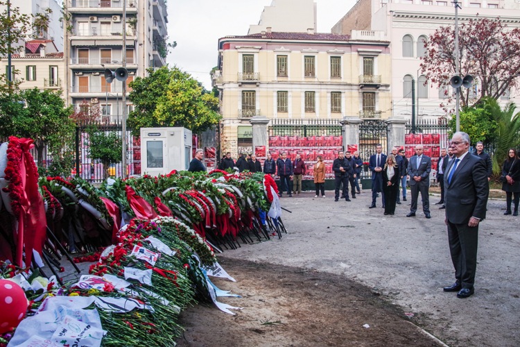Ο Τασούλας κατέθεσε στεφάνι στο Πολυτεχνείο: «Υπεύθυνη, λαϊκή και διαρκής διεκδίκηση της Δημοκρατίας και της Ελευθερίας»