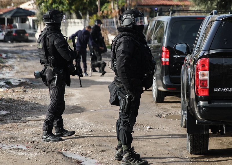 Όπλα και περίστροφα εντοπίστηκαν σε αυτοκίνητο που είχε κλαπεί στα Καλύβια – Συνελήφθη 37χρονος