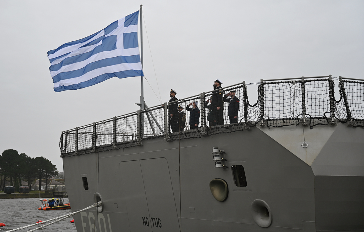 Η υποδοχή της πρώτης Belharra με την έπαρση της ελληνικής σημαίας στη φρεγάτα «Κίμων».